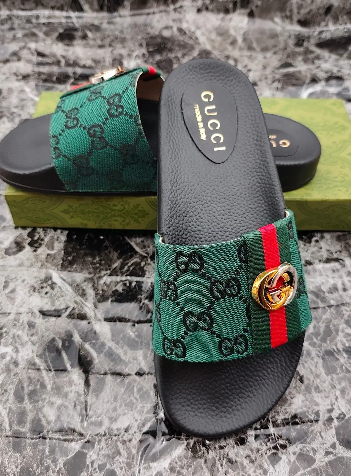 👟👟Ex-factory price 260👟👟 (available all year round), same style for men and women, size 35--48. Couple style🎗Louis Vuitton "LV" slippers, a much-anticipated one, so beautiful that it will melt your hearts❤! It is simply a masterpiece of extraordinary craftsmanship. It is a must-have for everyone. It is made by open mold. It feels Q-bounce and super soft on the feet. It is super delicate on the feet. It is an exclusive model. There are many layouts, so there is always one you like🎉🎉